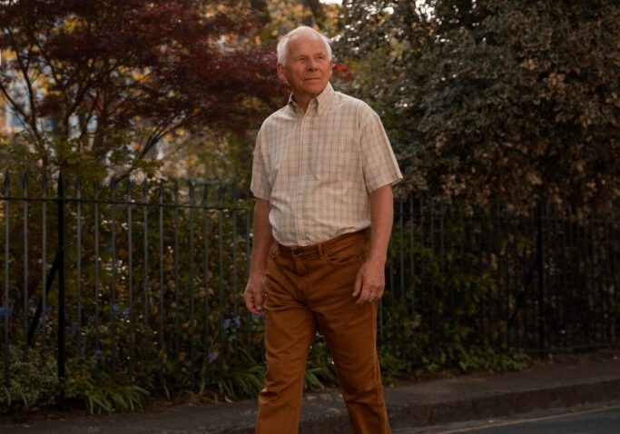 full-shot-old-man-taking-stroll